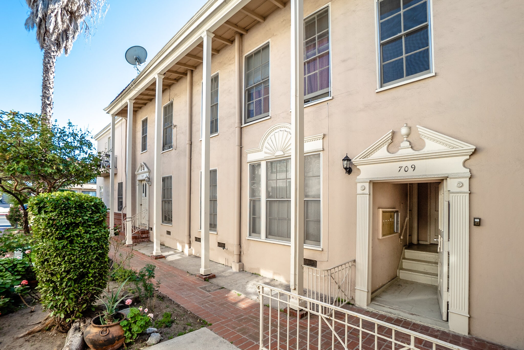 707-709 Crenshaw Blvd, Los Angeles, CA for Sale