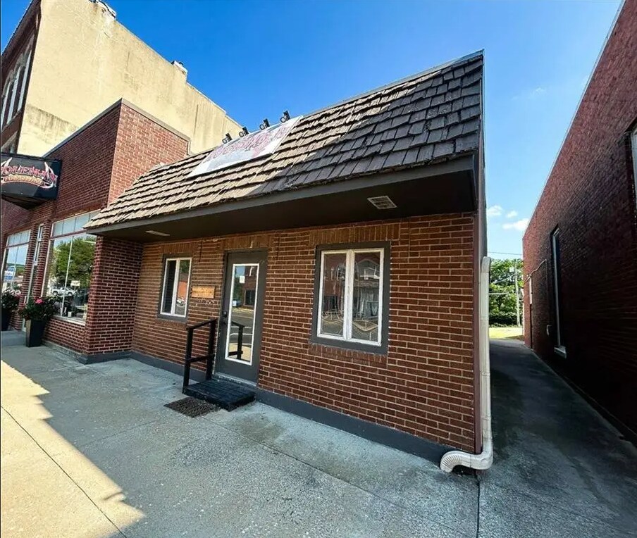 507 W Main St, Mound City, KS for Sale