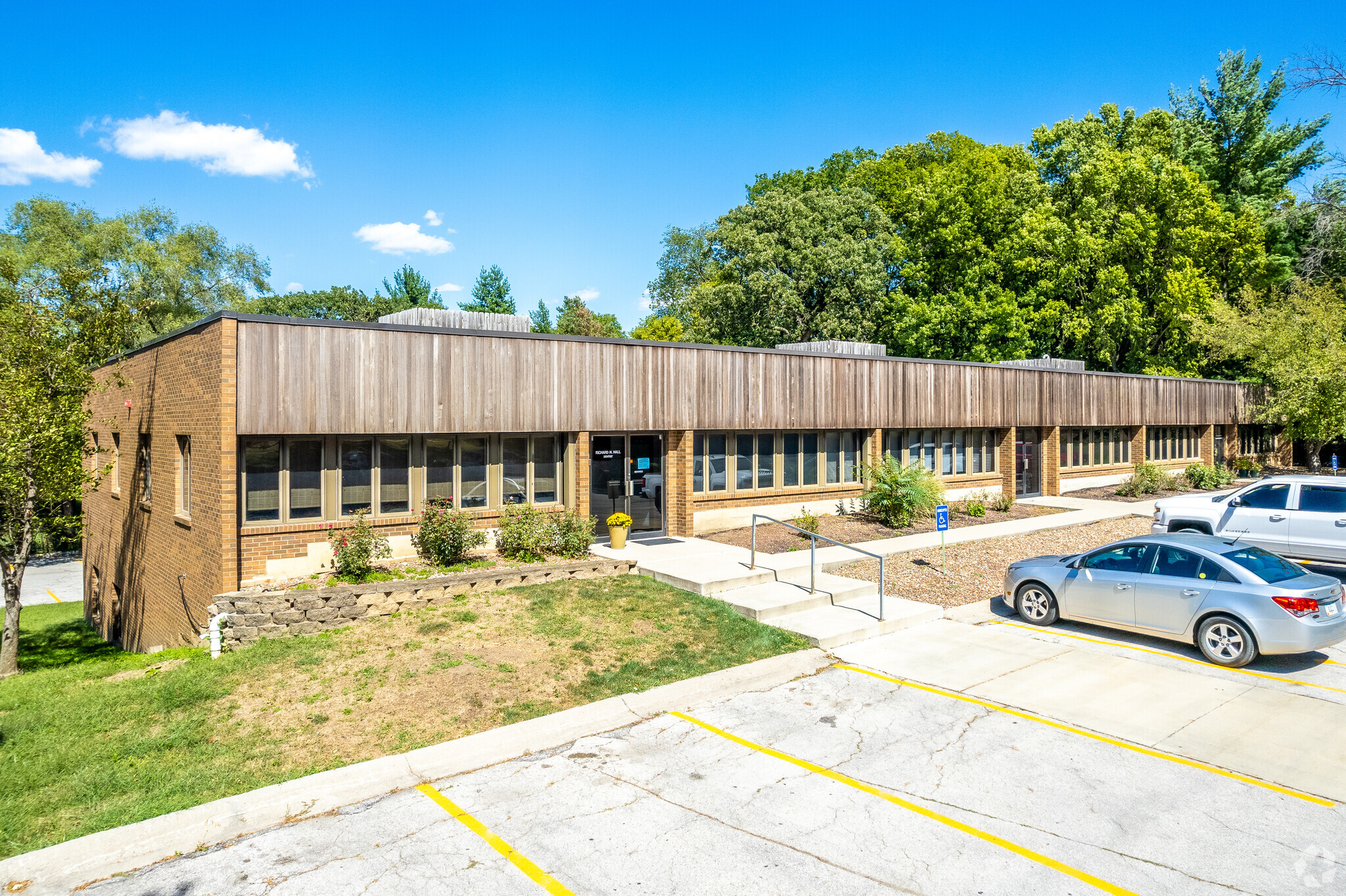 7177 Hickman Rd, Urbandale, IA for Rent