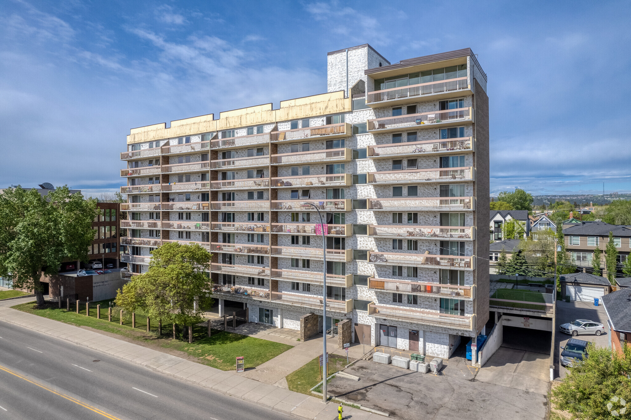 411 14th St NW, Calgary, AB for Rent