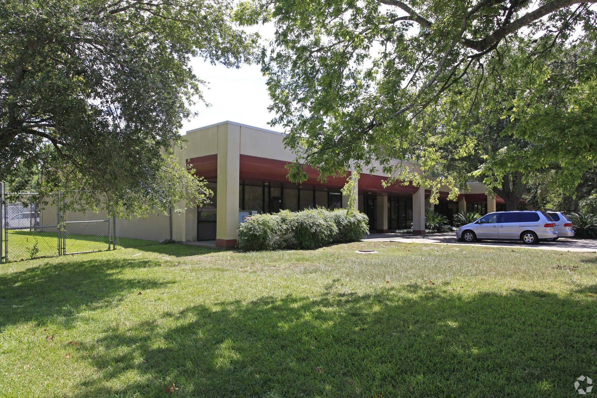 1025 E Main St, League City, TX for Rent