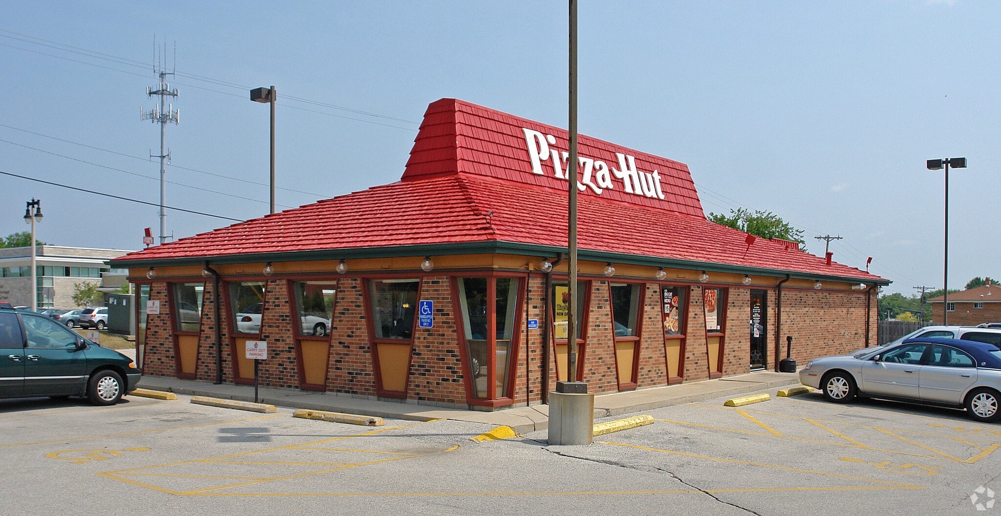 W156N8420 Pilgrim Rd, Menomonee Falls, WI for Sale