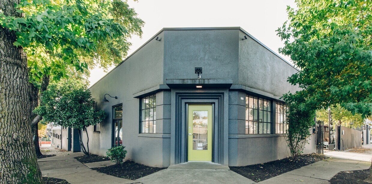 840 SE Washington St, Portland, OR for Sale