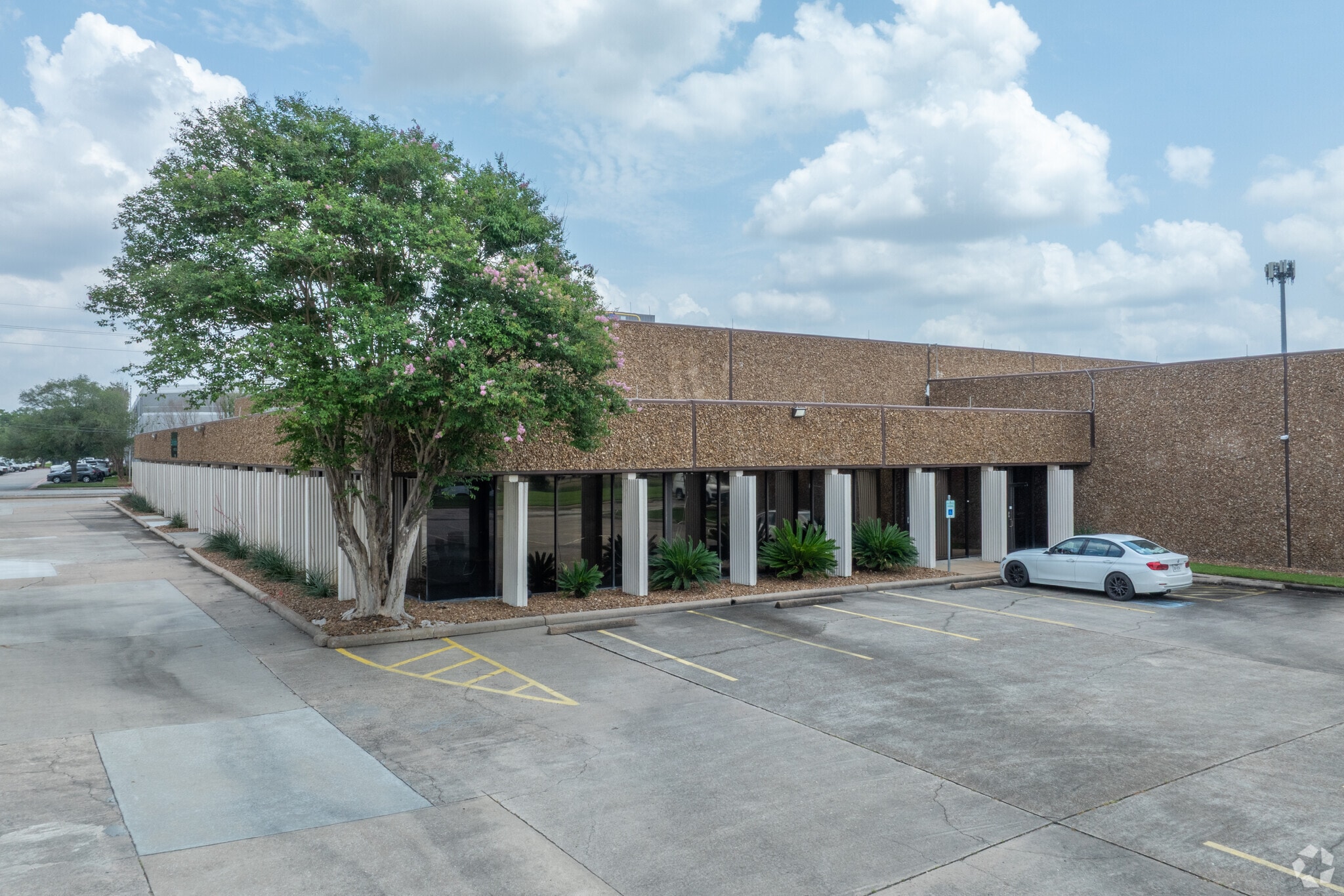 7000-7070 Empire Central Dr, Houston, TX for Rent