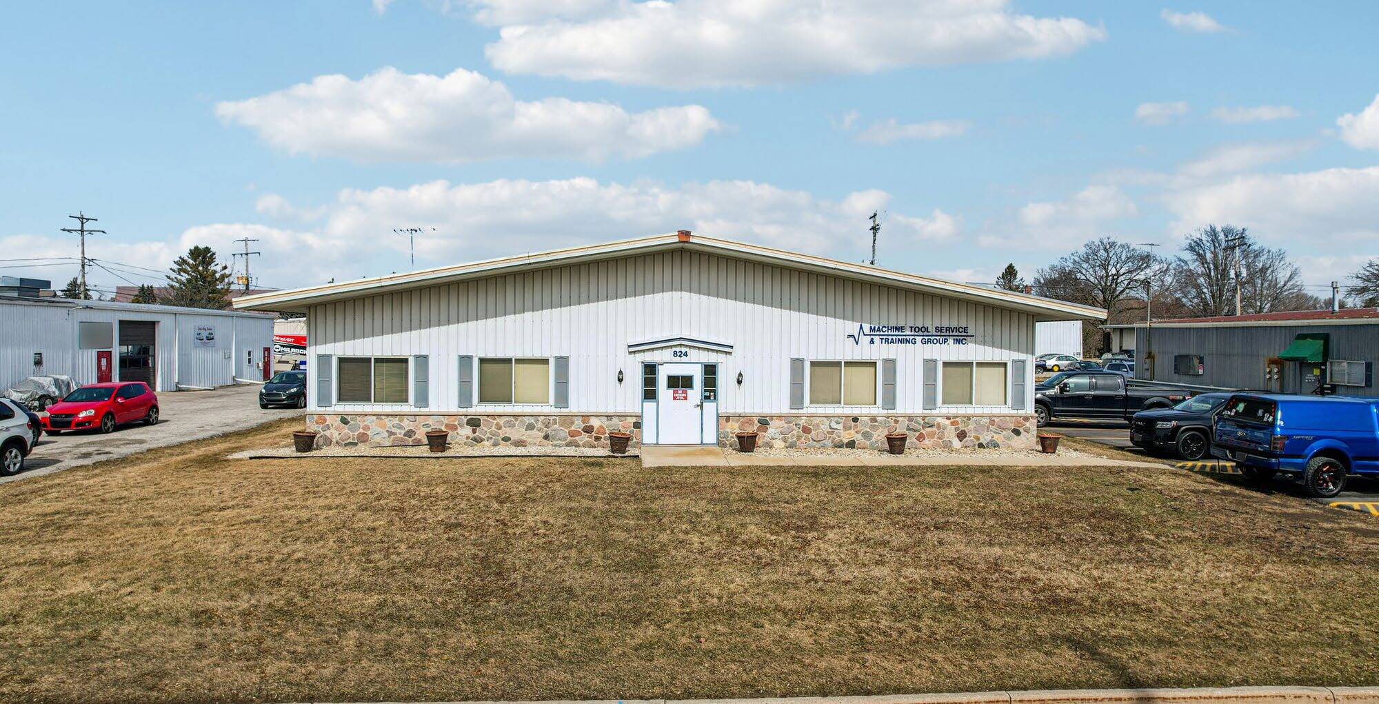 824 Philip Dr, Waukesha, WI for Sale