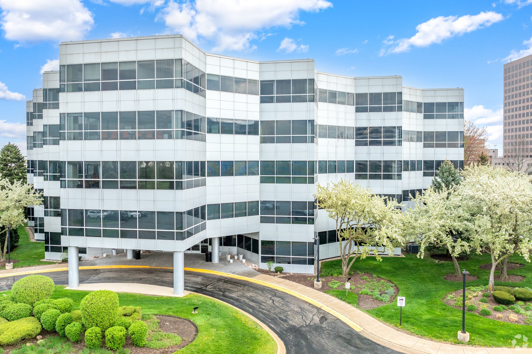 1 TransAm Plaza Dr, Oakbrook Terrace, IL for Sale