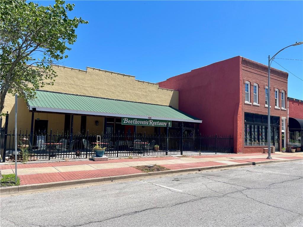 120 W Peoria St, Paola, KS for Sale