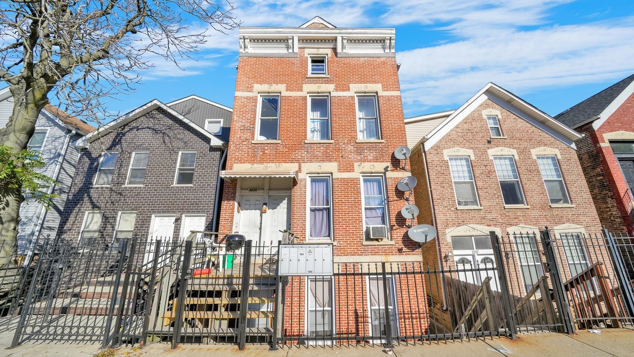 2216 W 21st Pl, Chicago, IL for Sale