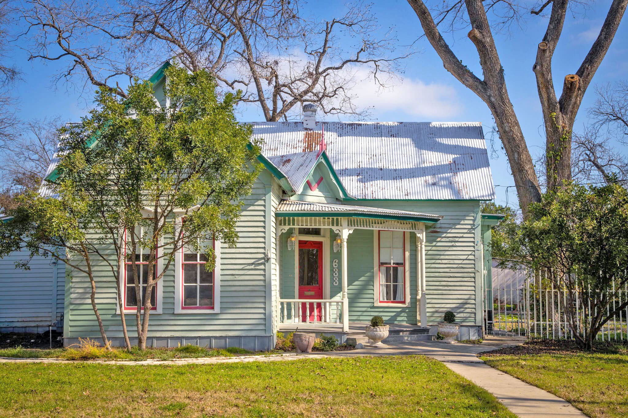 633 S Castell Ave, New Braunfels, TX for Sale