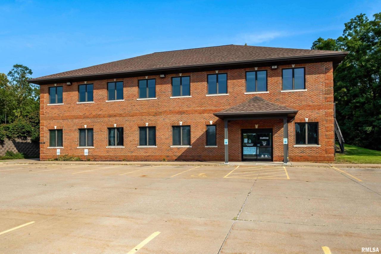 1828 E Locust St, Davenport, IA for Rent