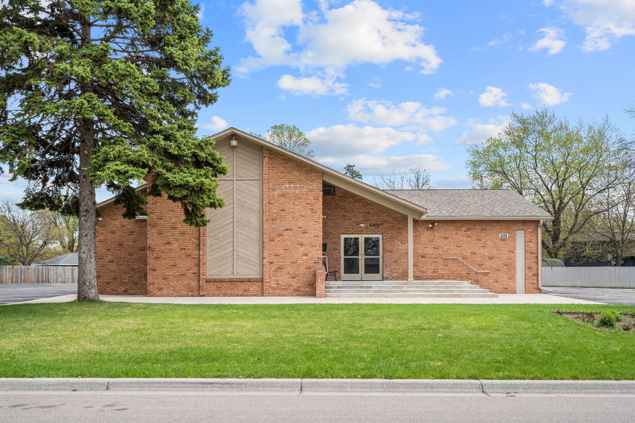 6206 Lilac Dr N, Brooklyn Center, MN for Sale