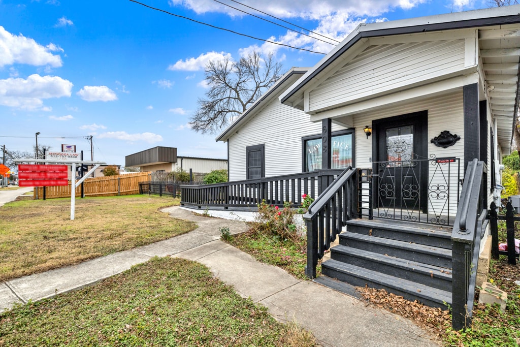 608 S Guadalupe St, San Marcos, TX for Sale