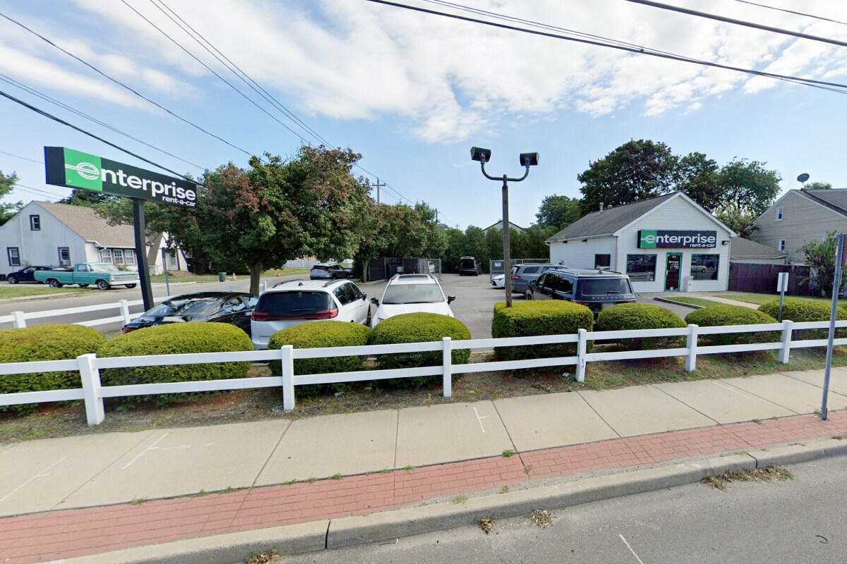 199 E Montauk Hwy, Lindenhurst, NY for Sale