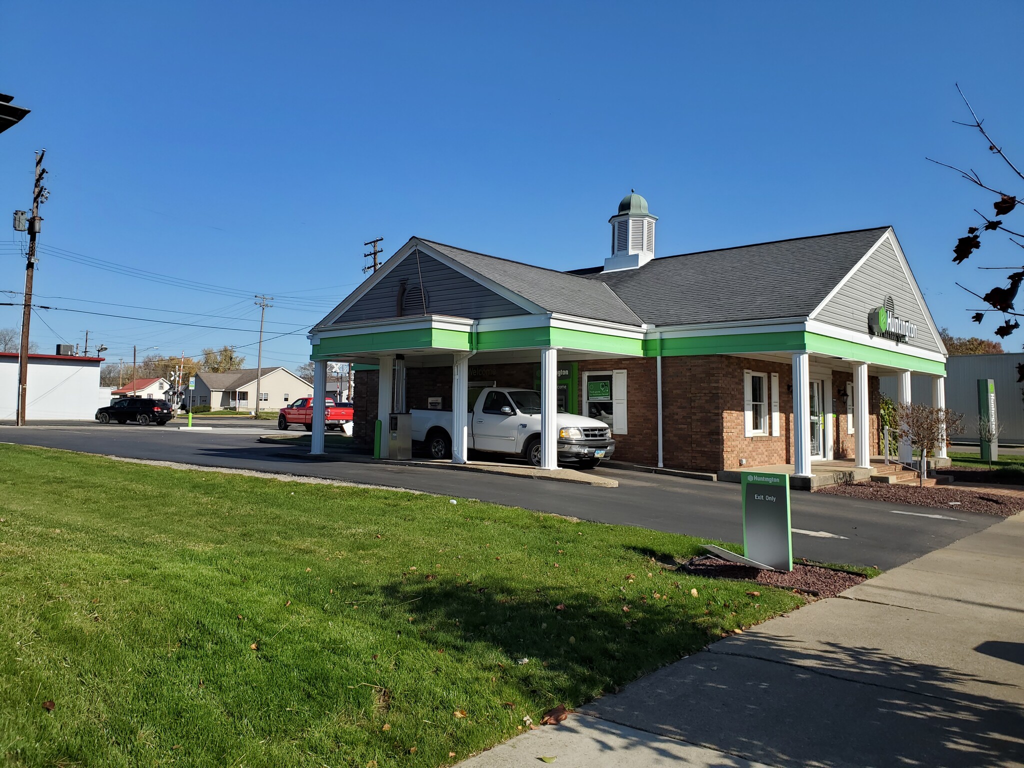 327 E 3rd St, Uhrichsville, OH for Sale