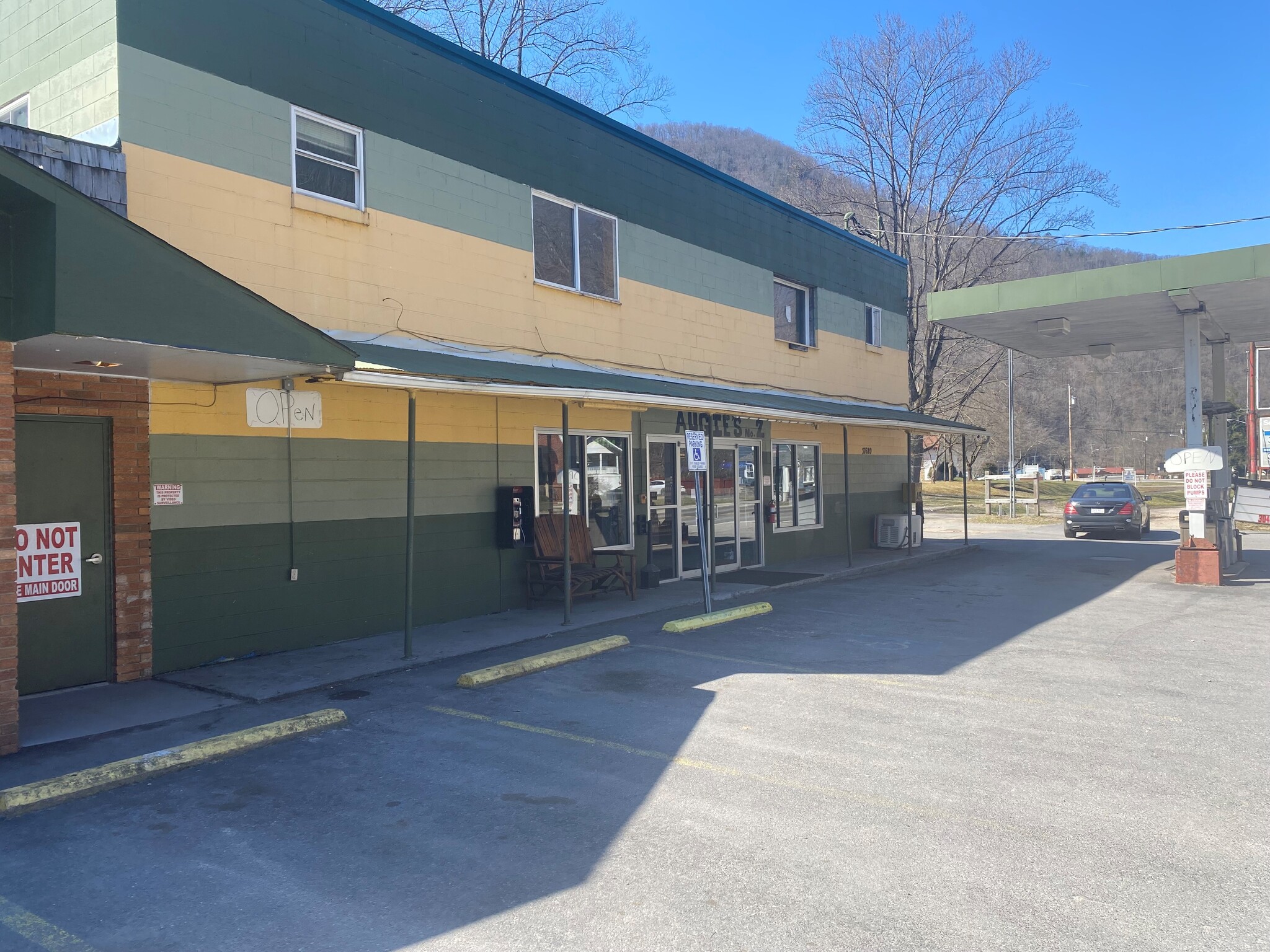 37620 Coal River Rd, Whitesville, WV for Rent