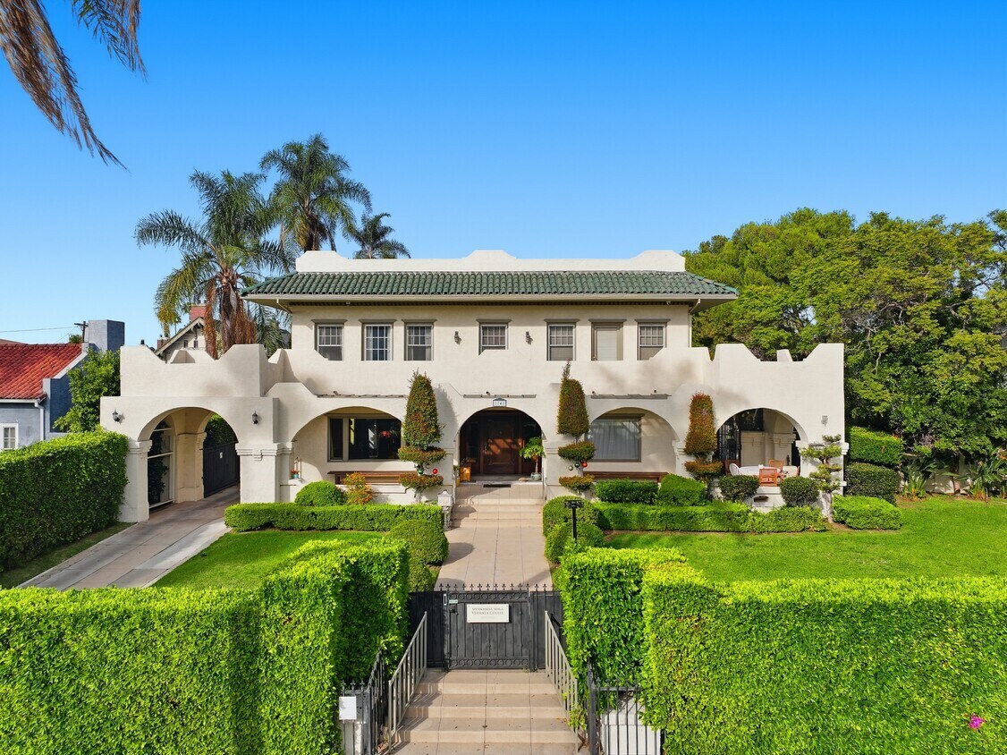 3741 W 27th St, Los Angeles, CA for Sale