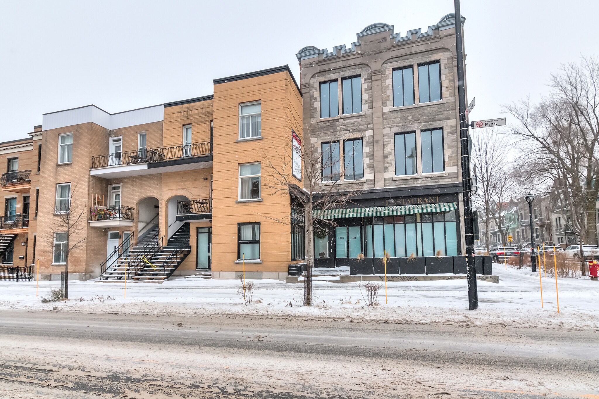 250 Av Des Pins E, Montréal, QC for Rent