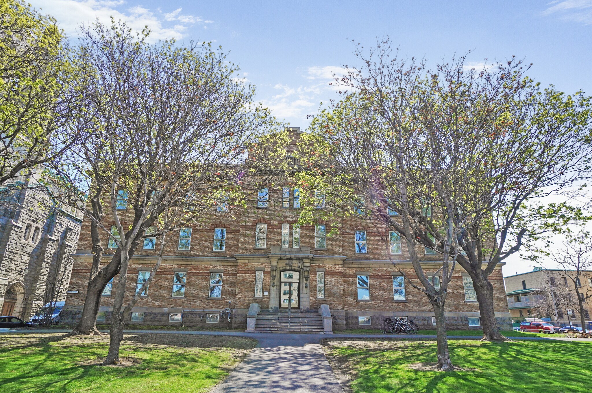560 Boul Crémazie E, Montréal, QC for Rent