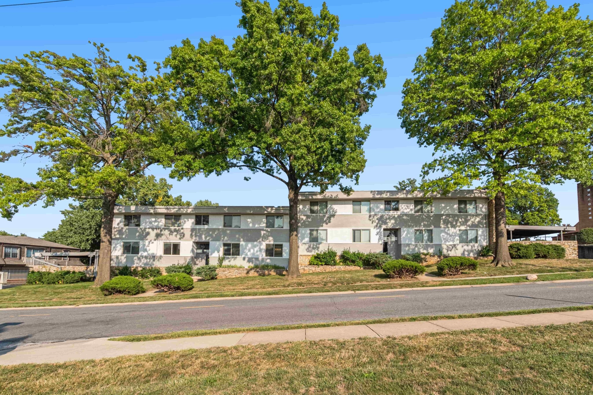 8831-8837 Glenwood Ct, Overland Park, KS for Sale