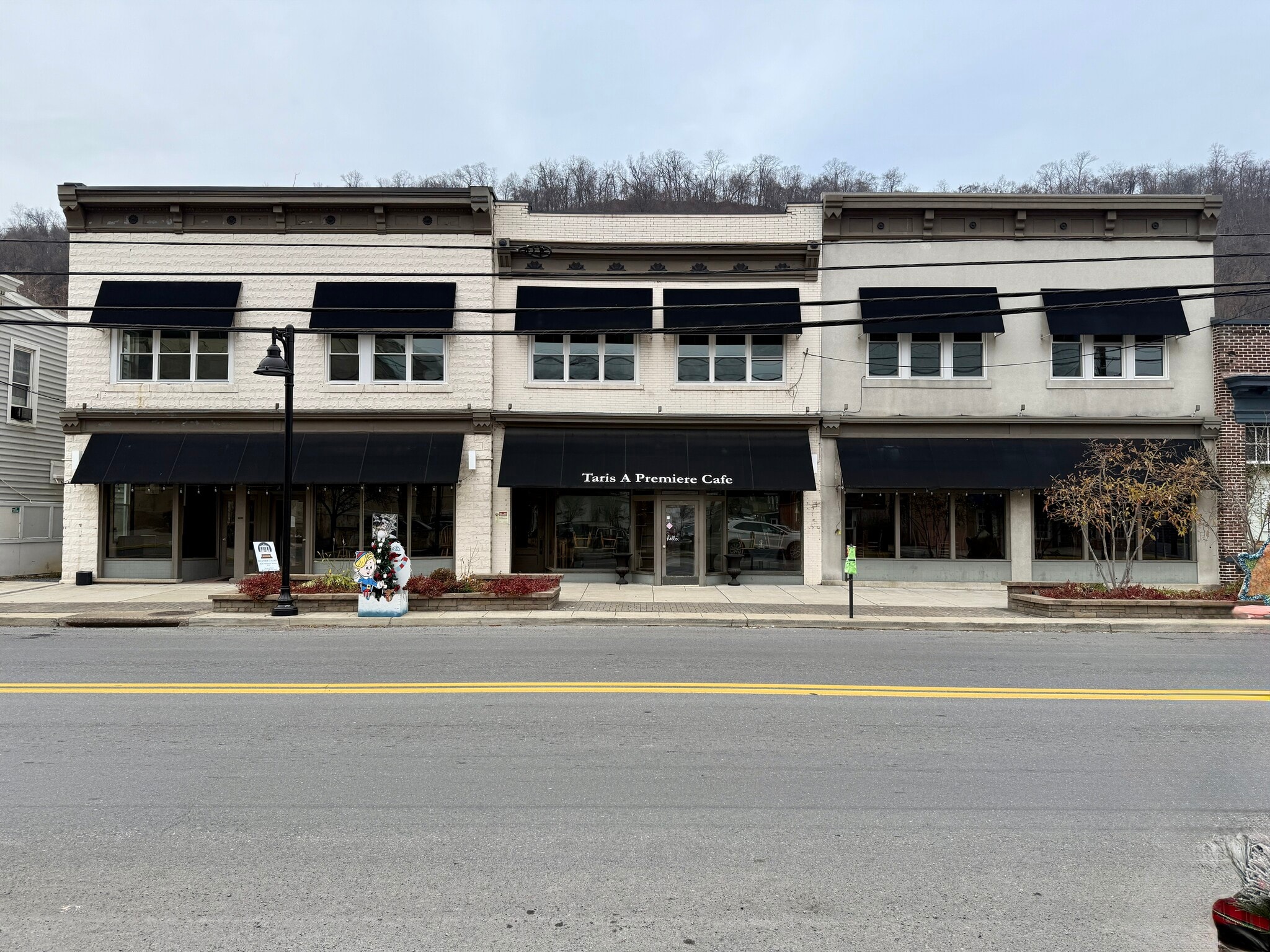 33 N Washington St, Berkeley Springs, WV for Sale