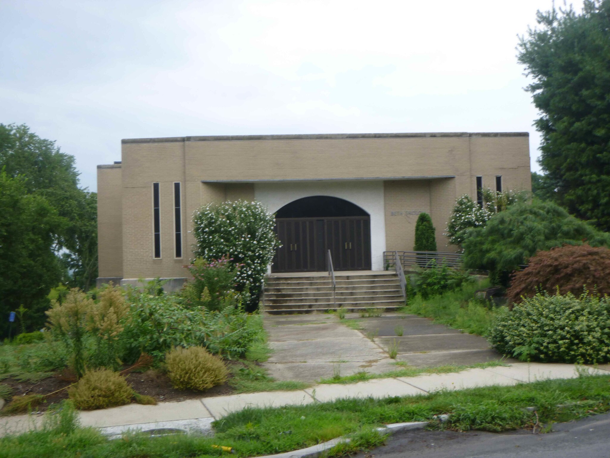 120 Rochambeau Ave Providence, RI 02906 Specialty Property for Sale