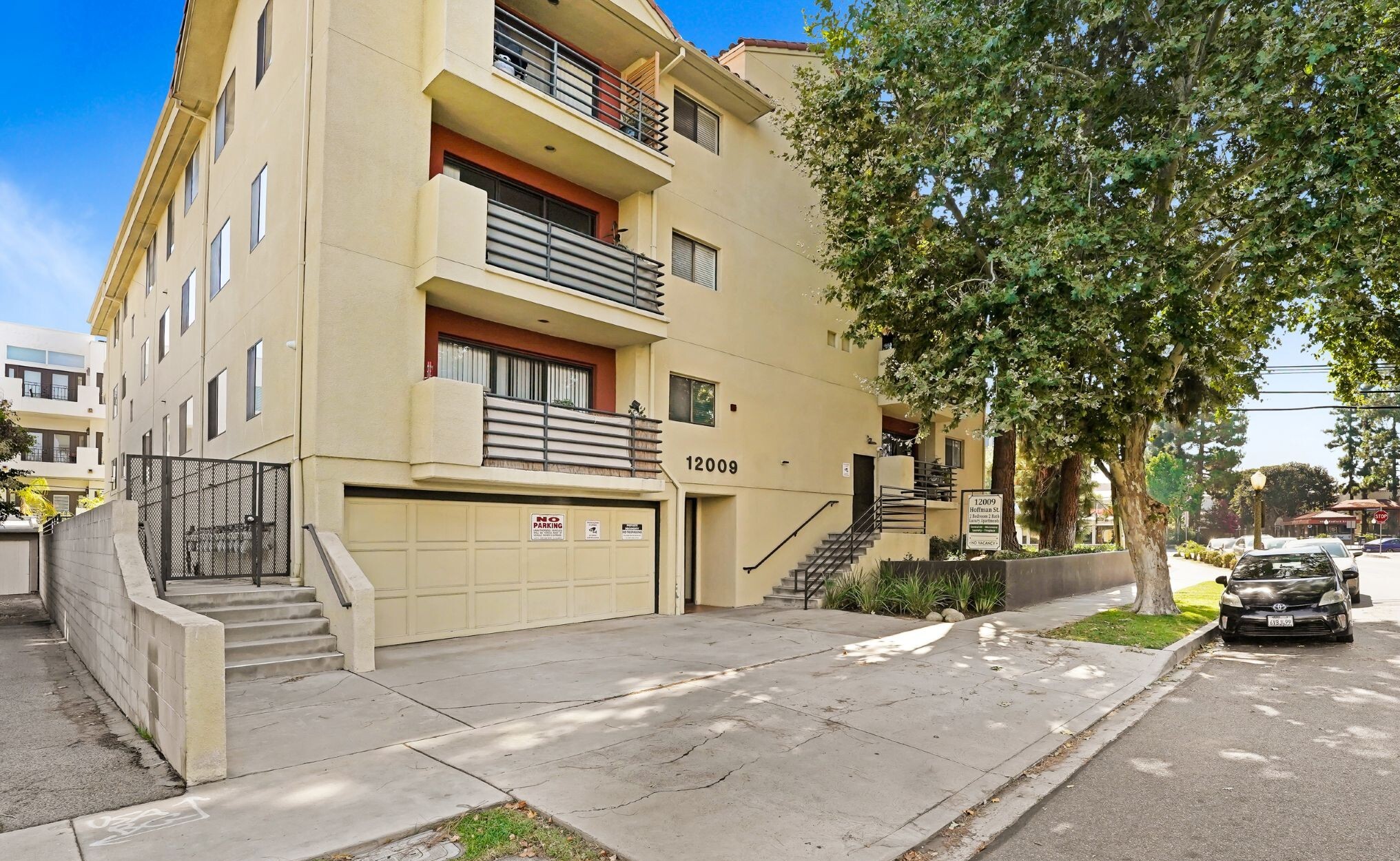 12009 Hoffman St, Studio City, CA for Sale