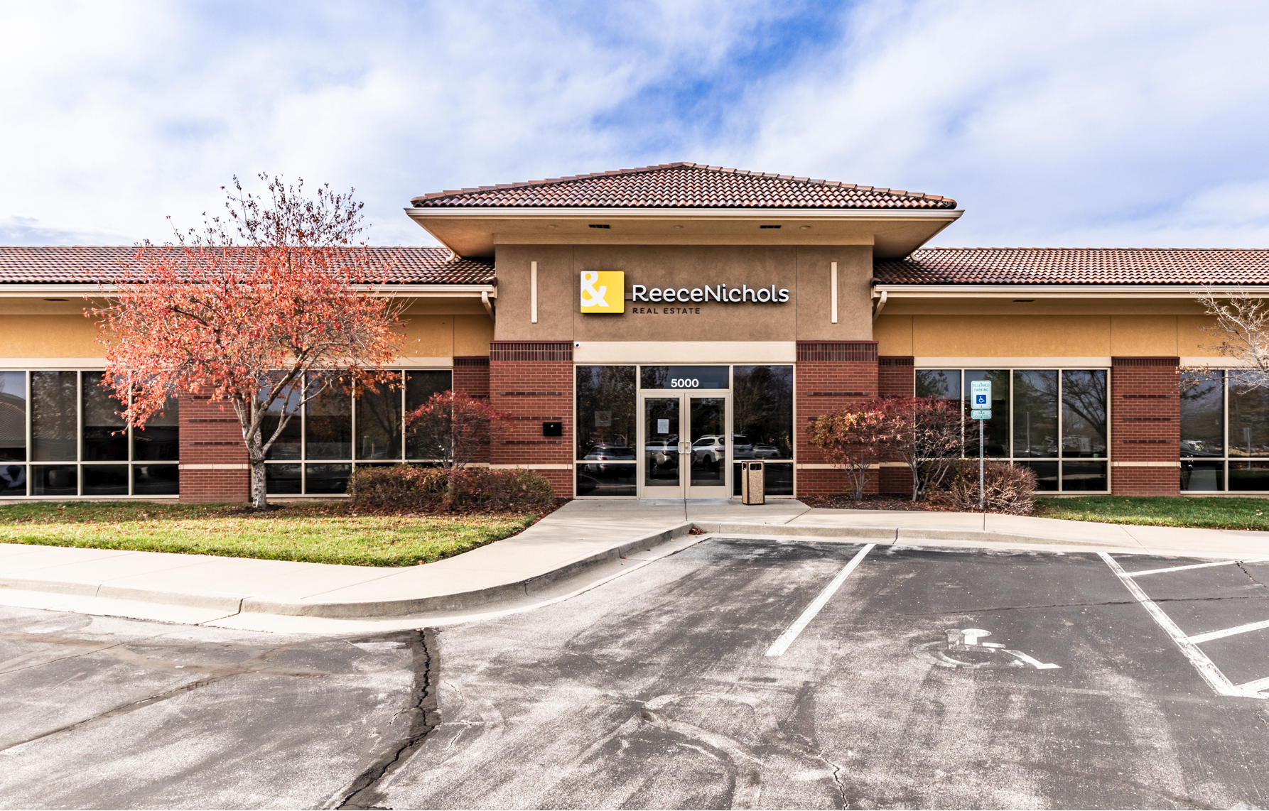 5000 NE Lakewood Way, Lees Summit, MO for Rent
