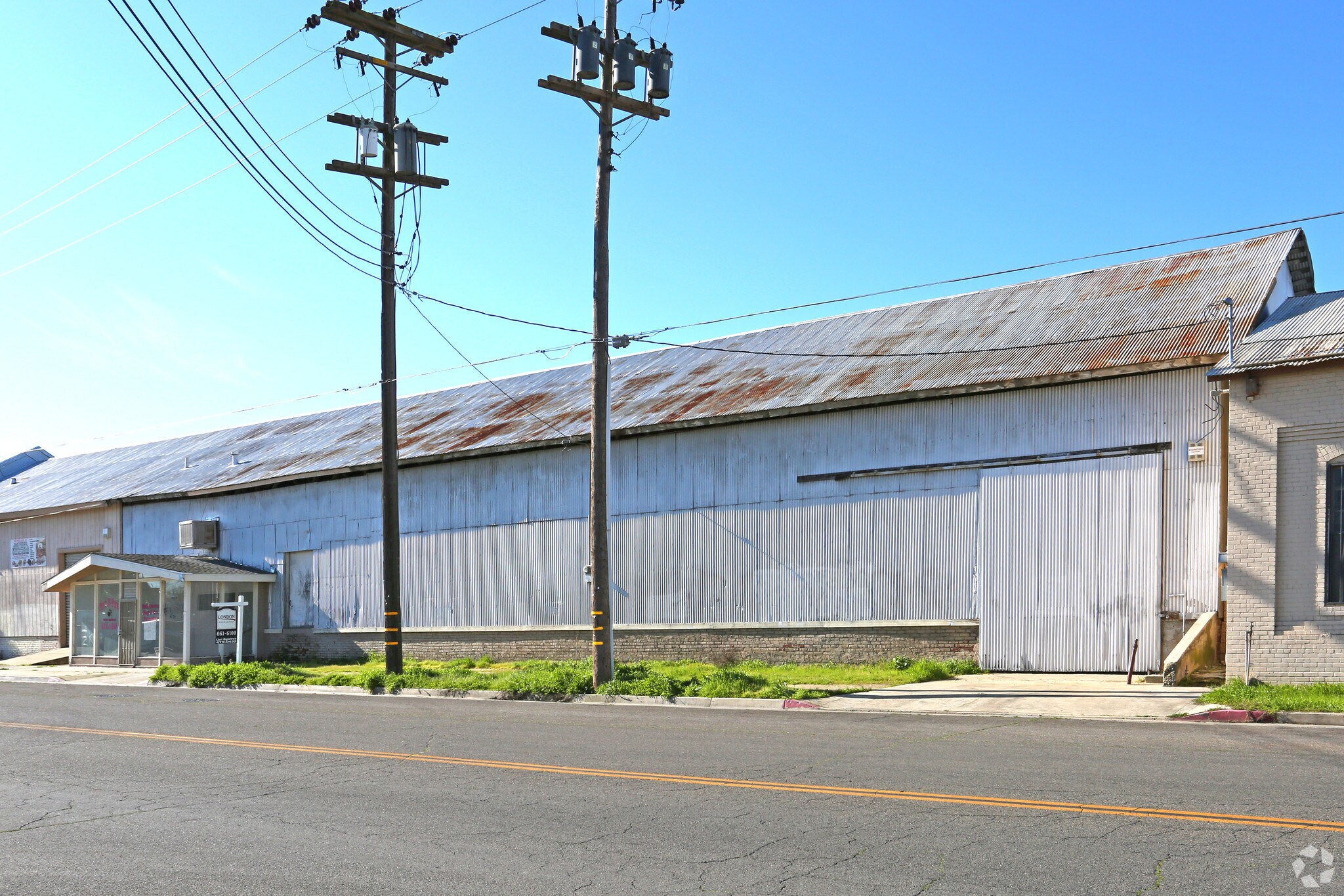216 N E St, Madera, CA for Sale