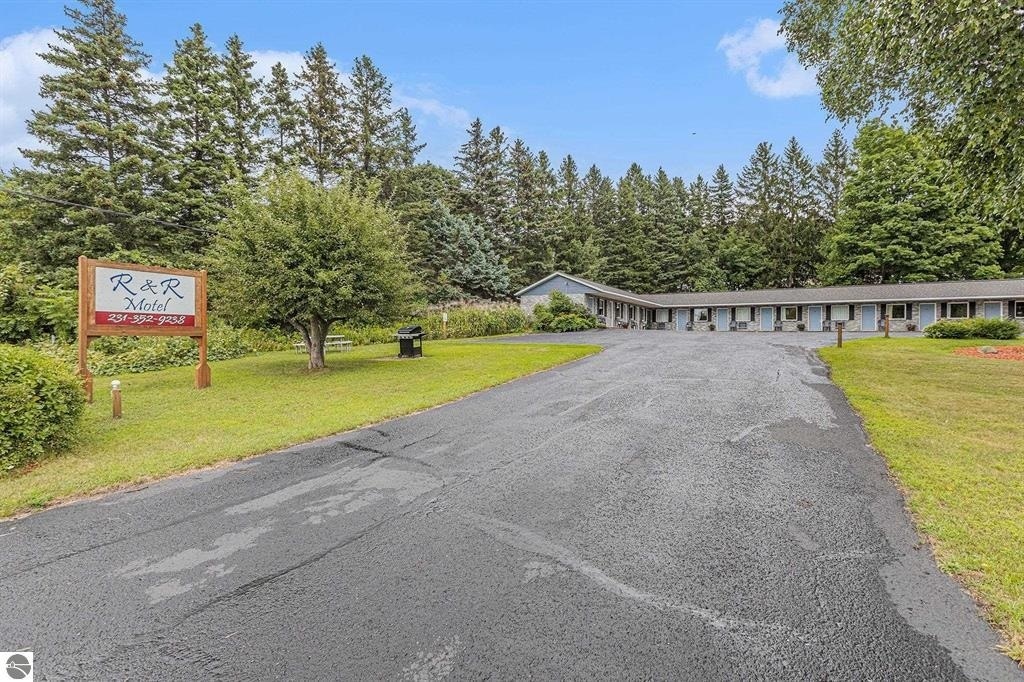 541 Lake St, Frankfort, MI for Sale