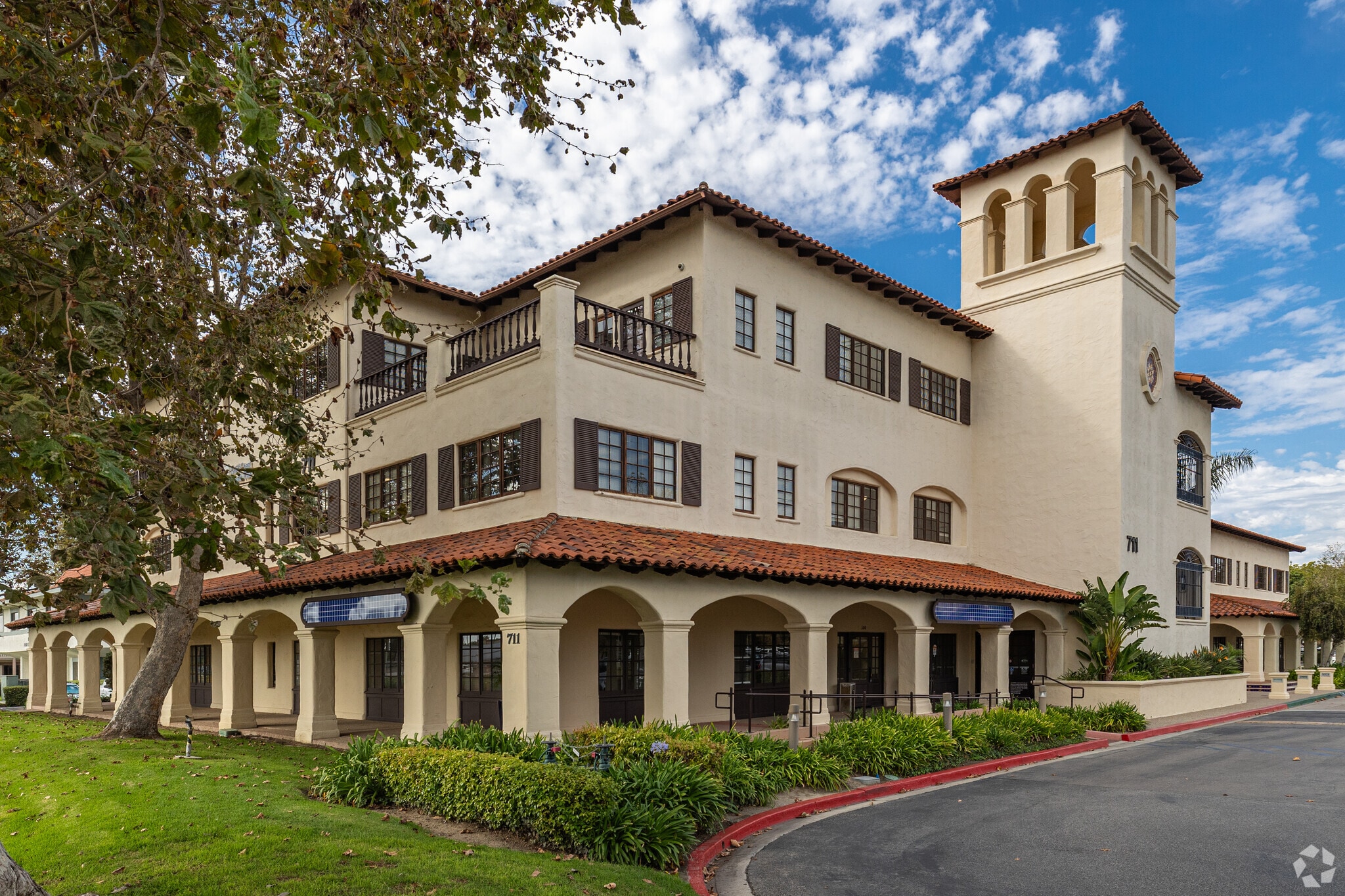 711 E Daily Dr, Camarillo, CA for Sale