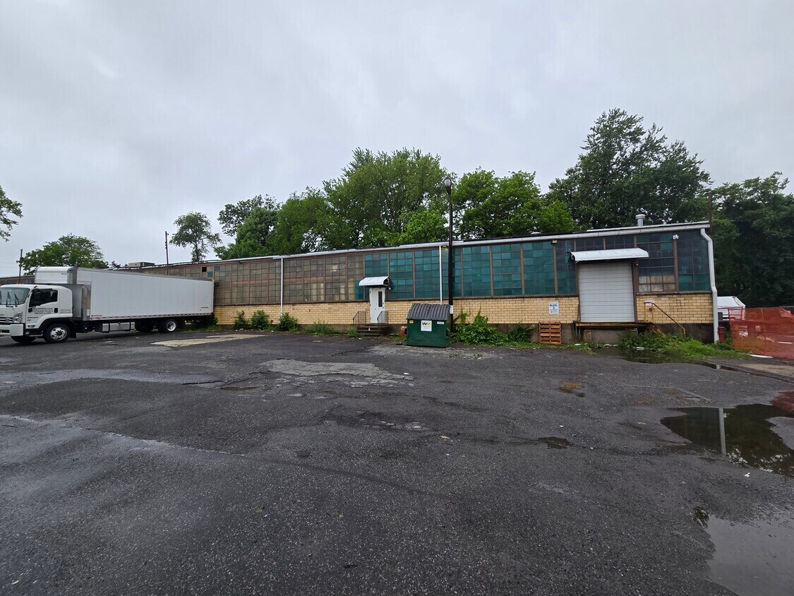 2 Whitehead rd, Hamilton, NJ for Rent
