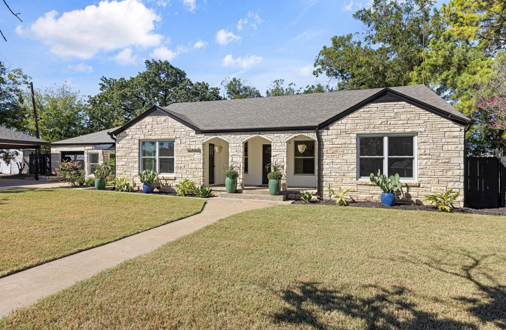 612 W Bluff St, Granbury, TX for Sale