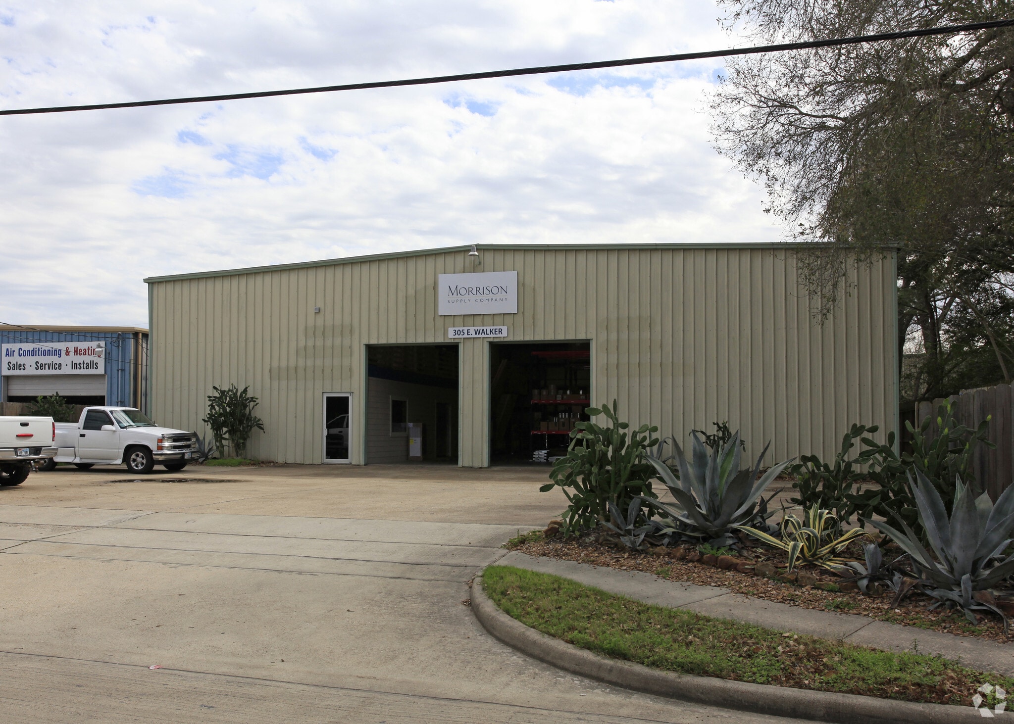 305 E Walker St, League City, TX for Rent