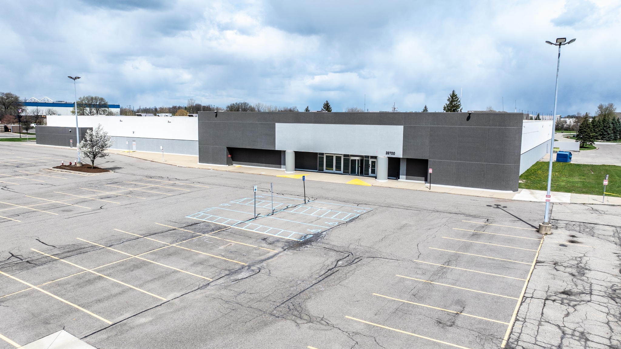 35700 Van Dyke Ave, Sterling Heights, MI for Rent