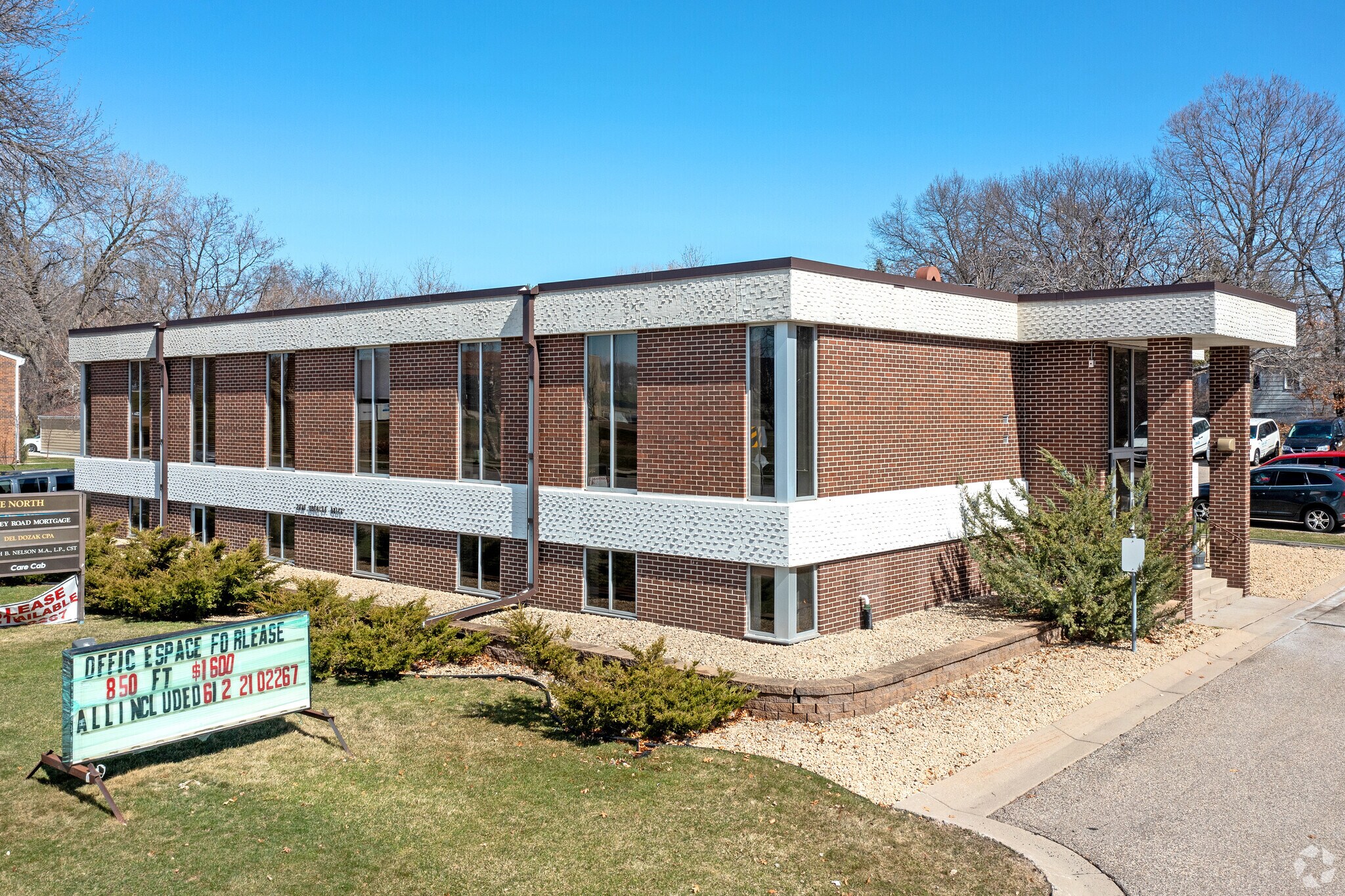 2040 Douglas Dr N, Golden Valley, MN for Rent