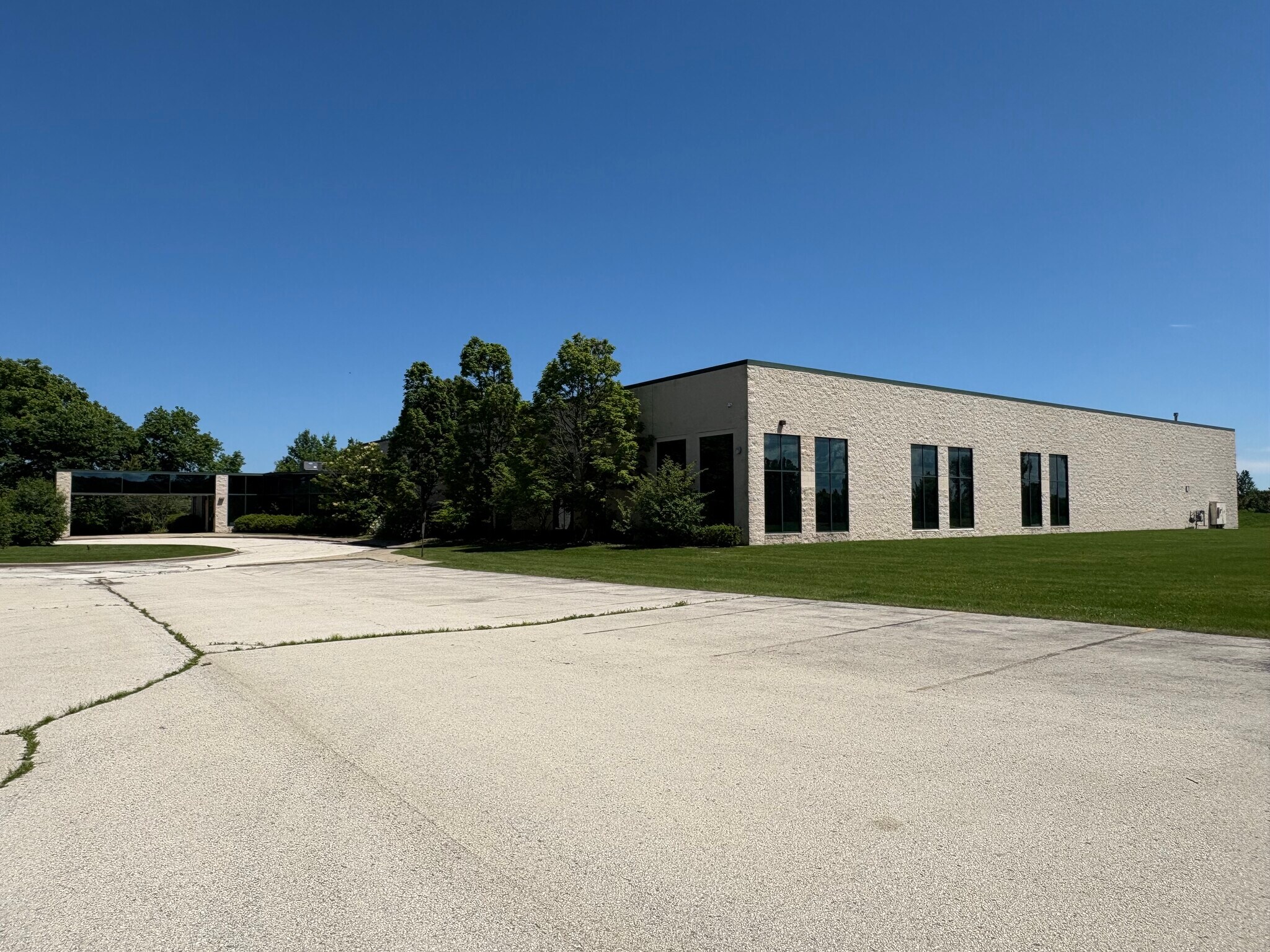 9980 S Oakwood Park Dr, Franklin, WI for Sale