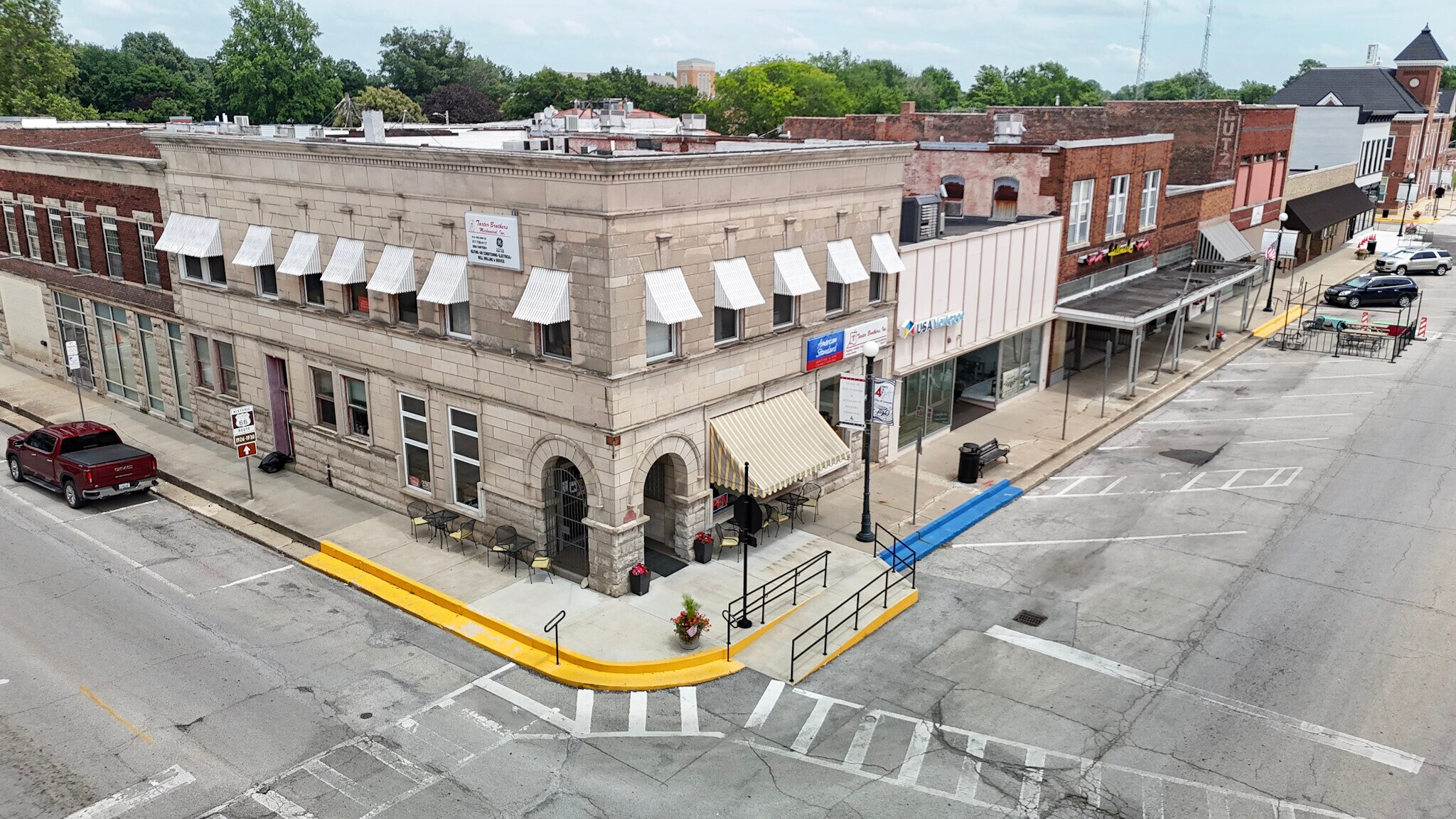 600 Broadway St, Lincoln, IL for Sale