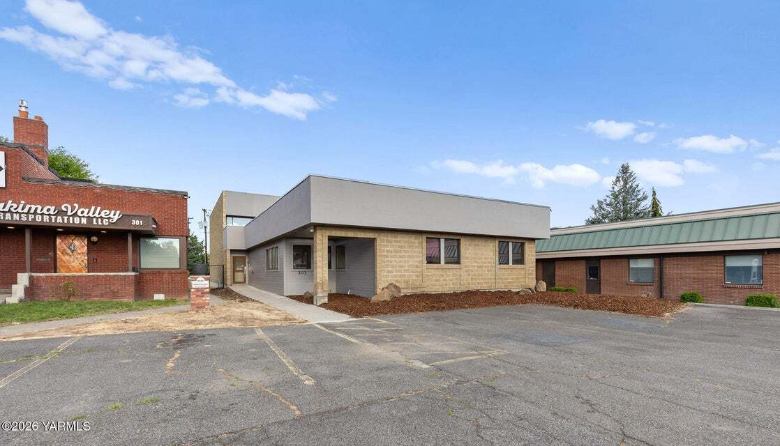 303 S 12th Ave, Yakima, WA for Sale