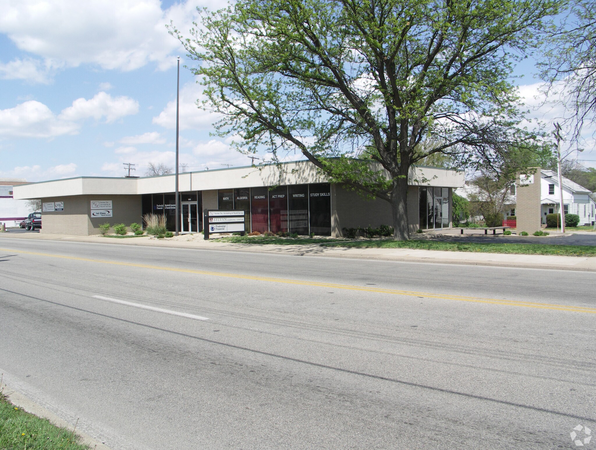 235 E Washington St East Peoria, IL 61611 Office Property for Lease
