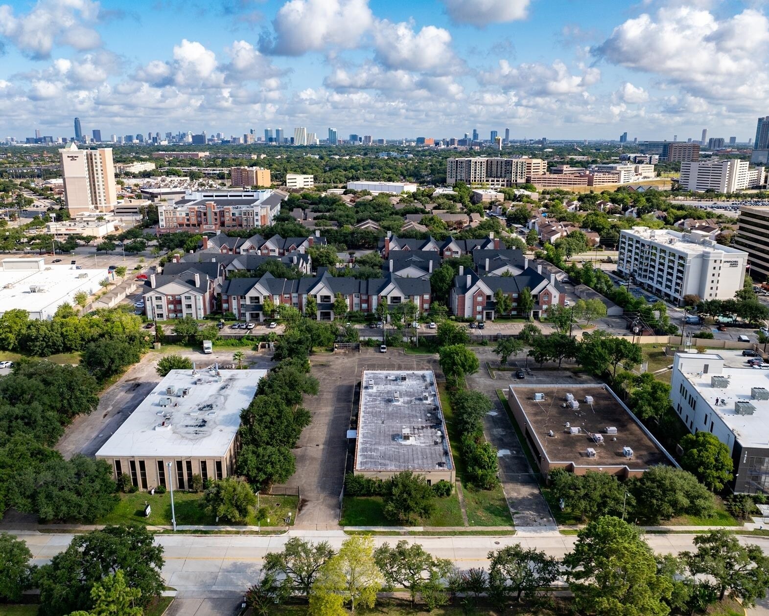 1325 La Concha Ln, Houston, TX for Sale