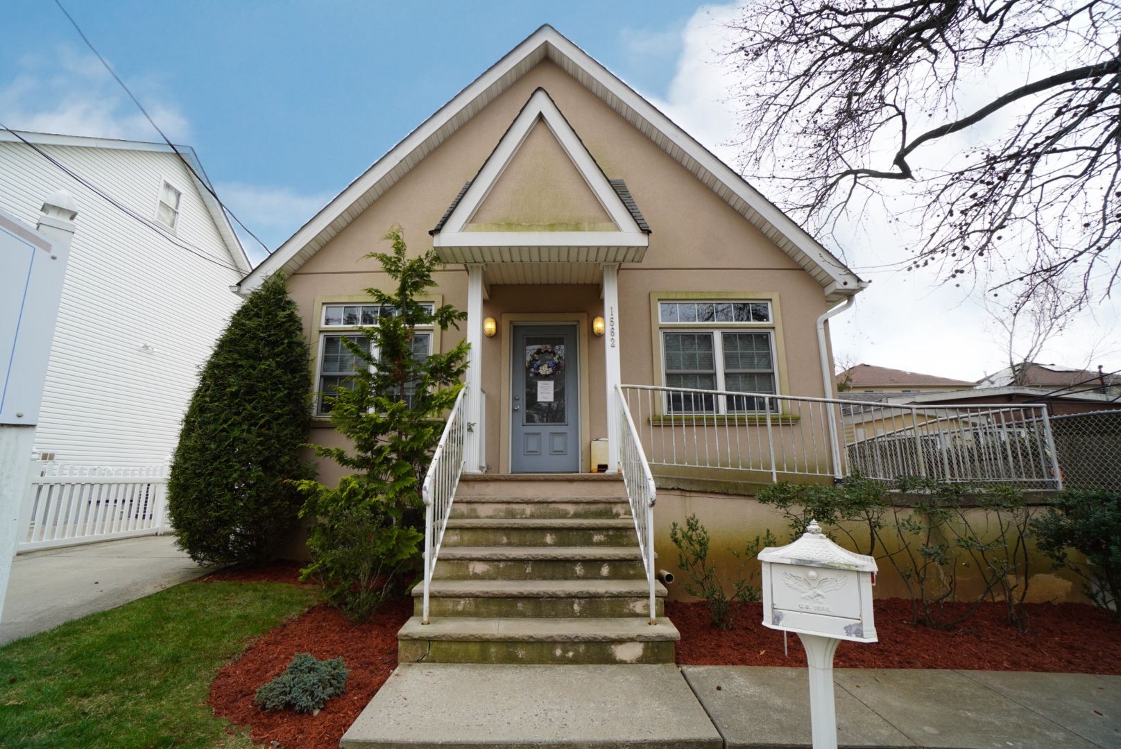 1562 Drumgoole Rd E, Staten Island, NY for Sale