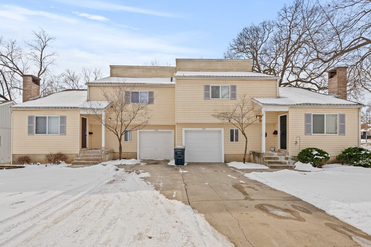 1707 E 97th St, Kansas City, MO for Sale