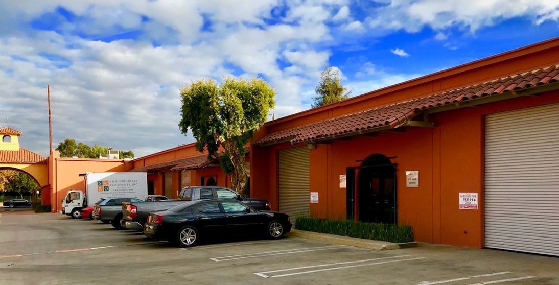 18320-18330 Oxnard St, Tarzana, CA for Rent