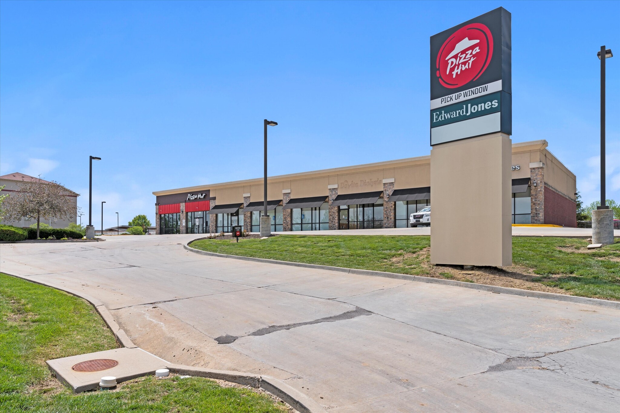 1601-1613 E Peoria St, Paola, KS for Sale