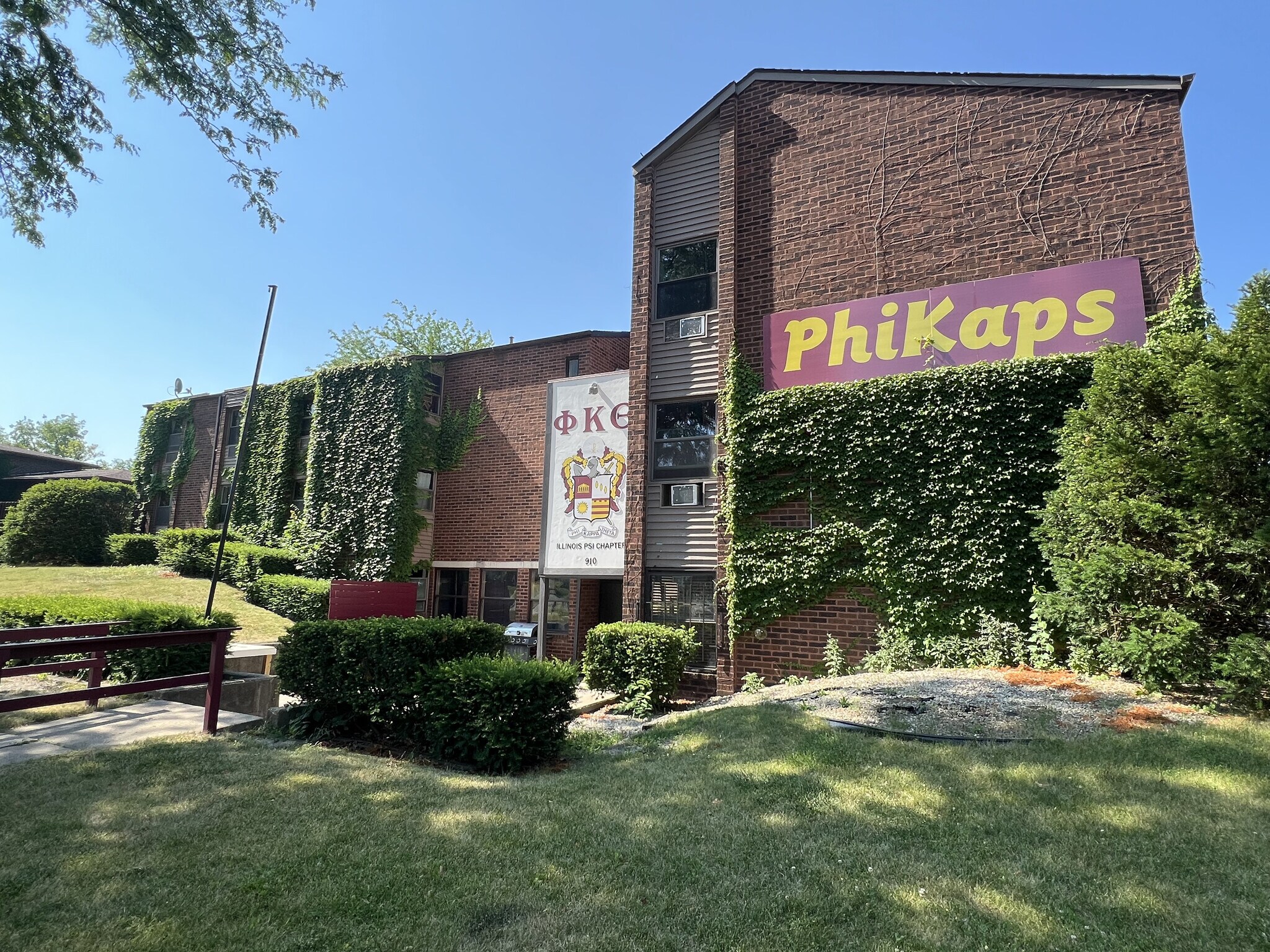 910 W Hillcrest Dr, Dekalb, IL for Sale