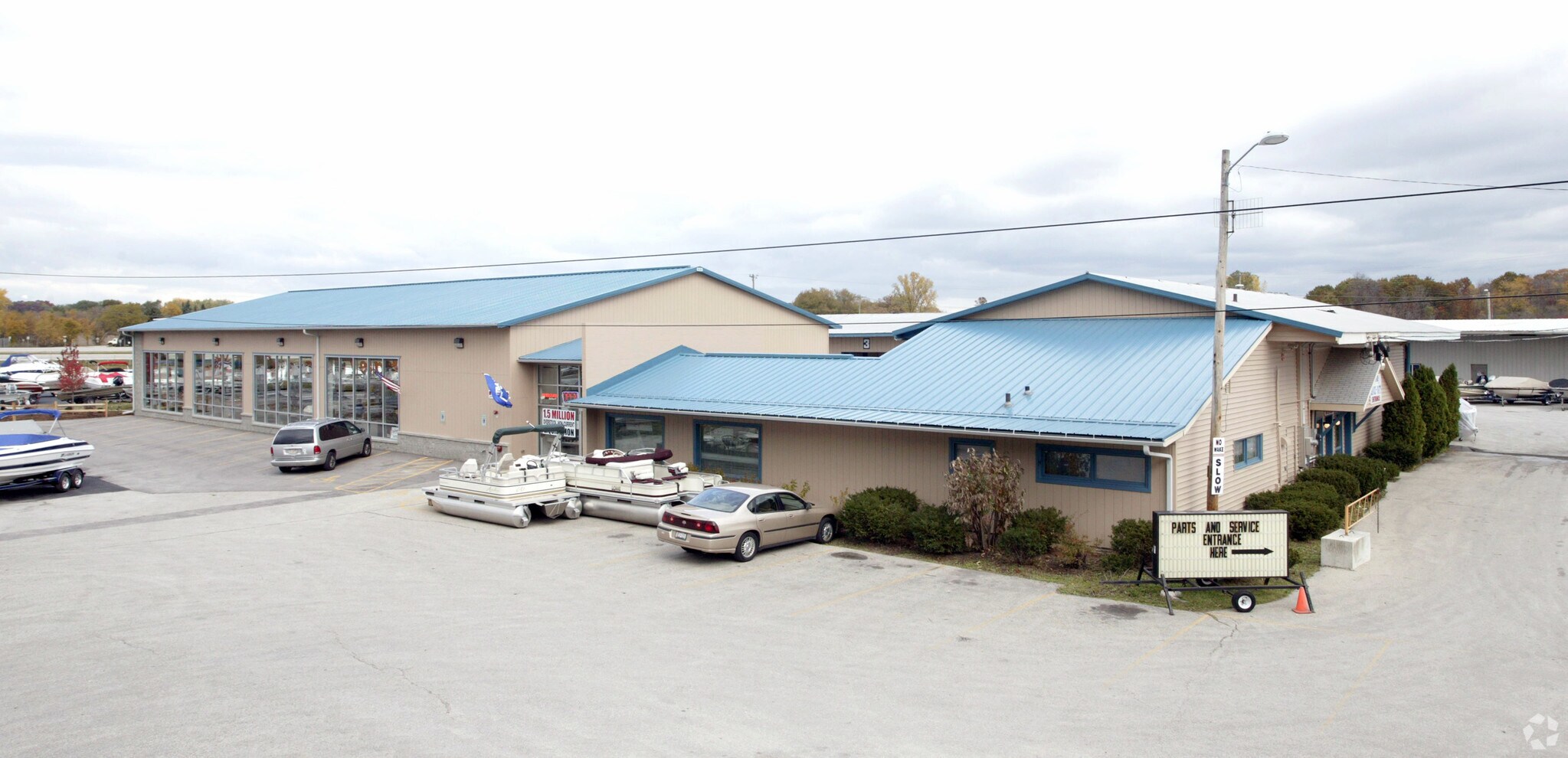 400 Sussex St, Pewaukee, WI for Sale