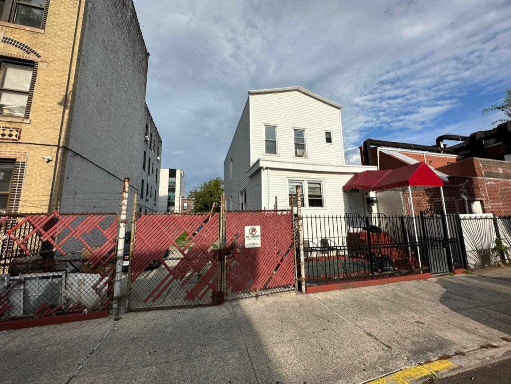 14 E 32nd St Brooklyn, NY 11226 Land Property for Lease on