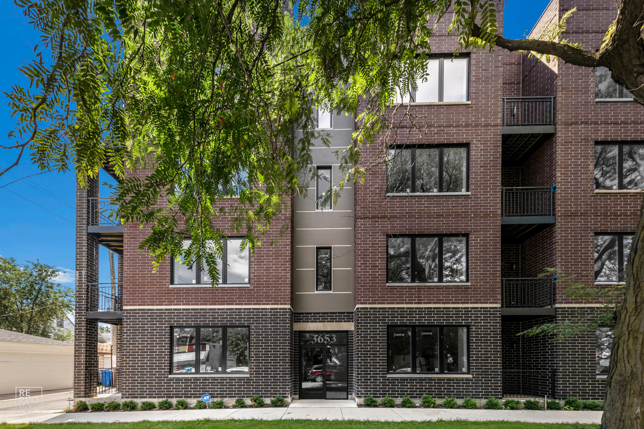 3653 W Barry Ave, Chicago, IL for Sale