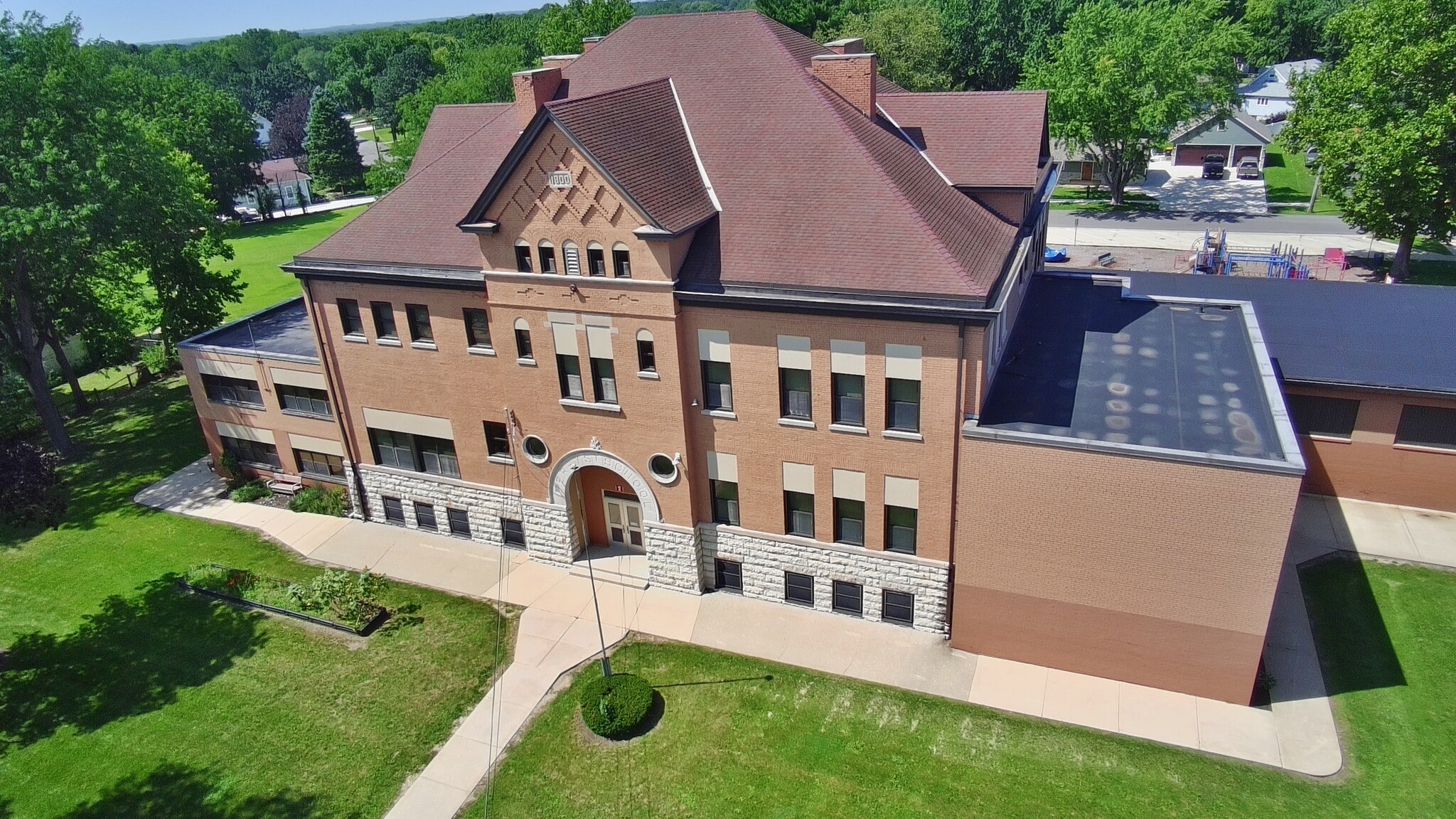 633 W Perry St, Belvidere, IL for Sale