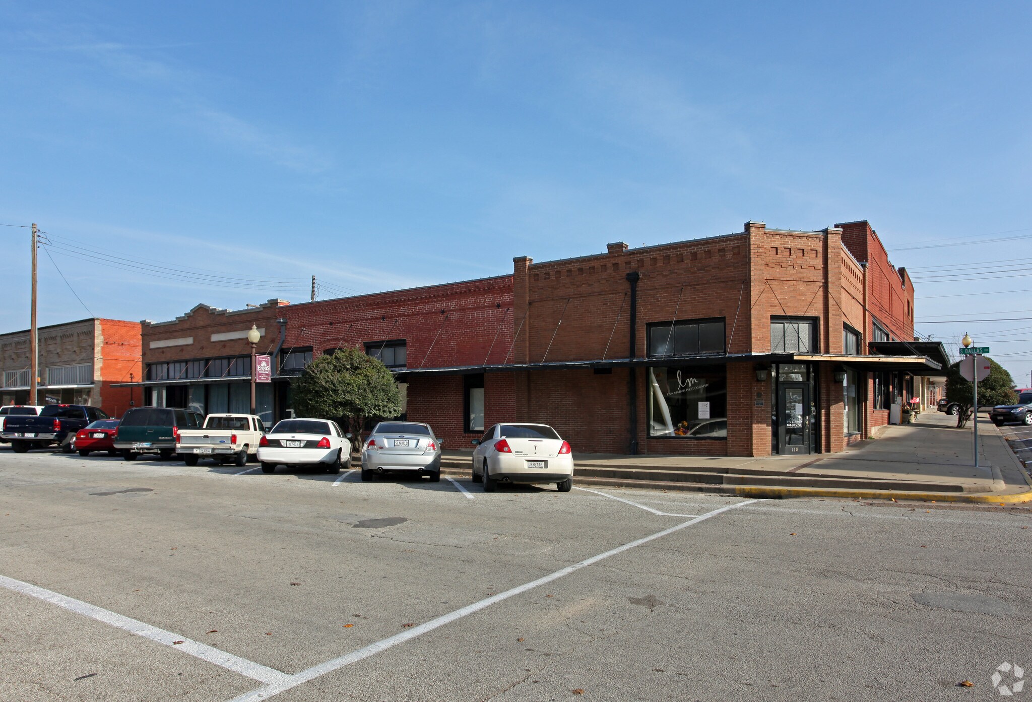 118 W Brown St Ennis, TX 75119 Retail Property for Lease on